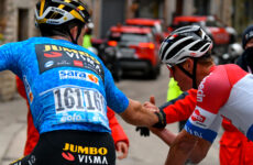 Wout van Aert gratuluje Mathieu van der Poelovi 3. etapa Tirreno - Adriatico 2021
